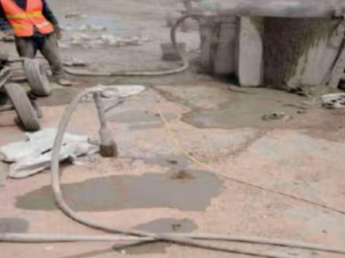 聊城水泥混凝土路面板底注浆技术 路面脱空注浆整治方案